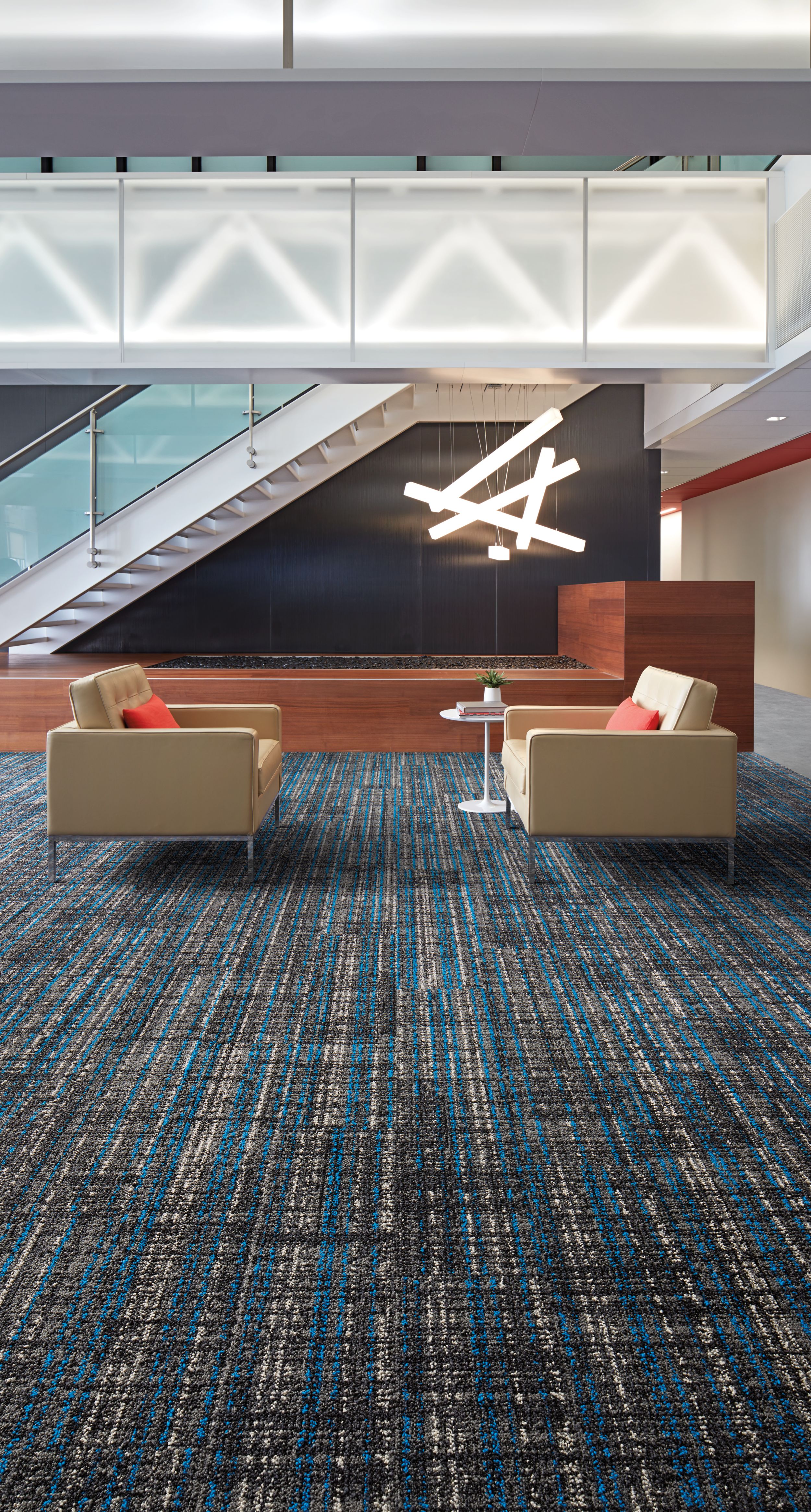 Interface Upload carpet tile and Textured Stones LVT in lobby area with couches numéro d’image 1